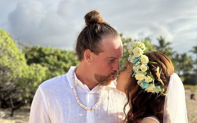 What to Wear to a Hawaii Beach Wedding — Holo Holo Bolo journal
