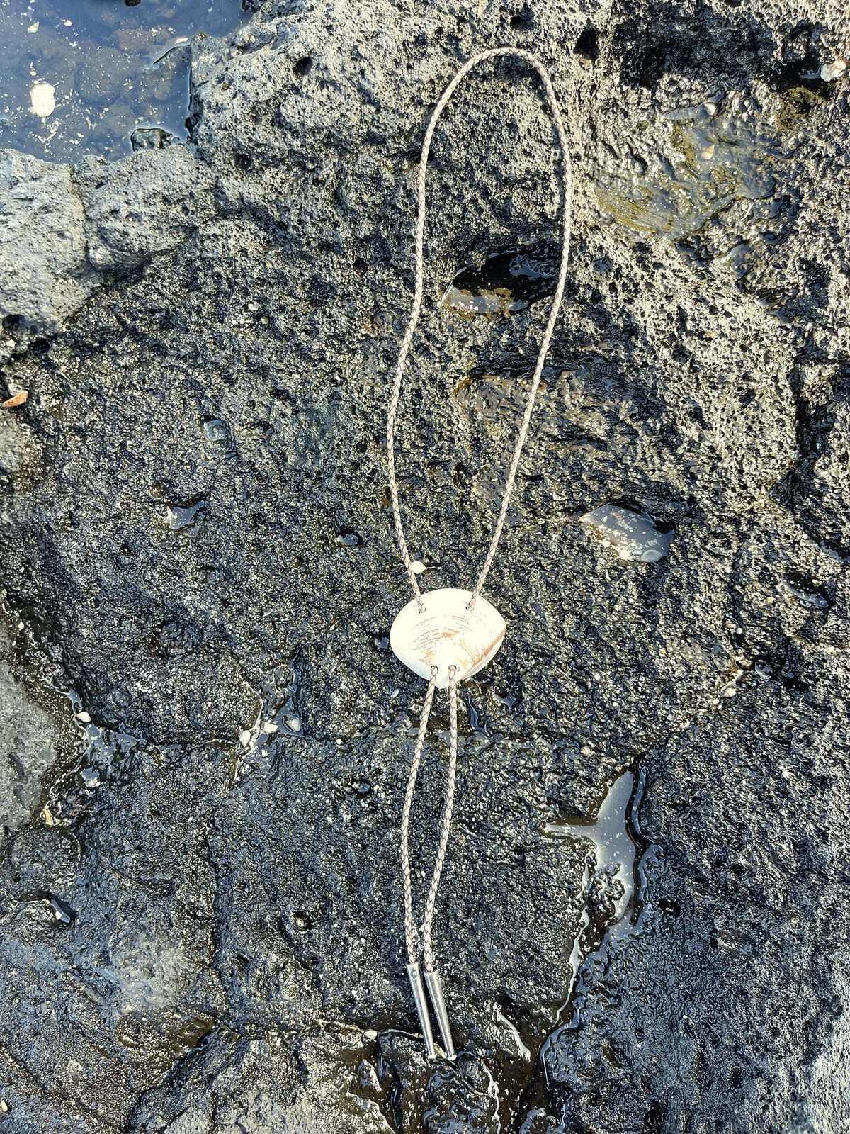 Mountain Pattern Clam — shell bolo tie, view 3