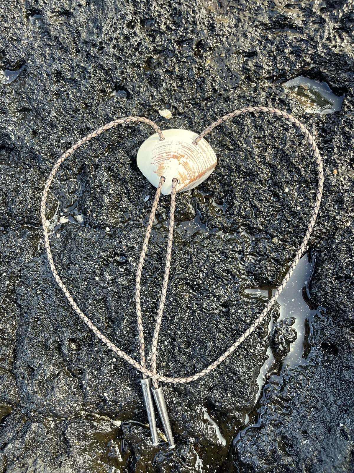Mountain Pattern Clam — shell bolo tie, view 4